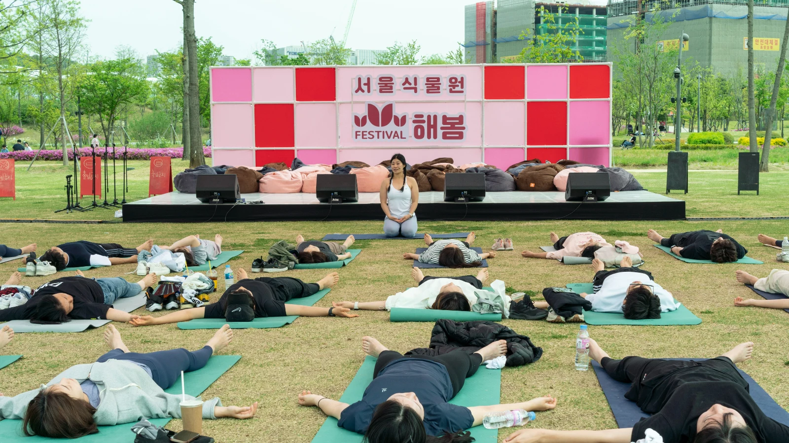 서울식물원 해봄 축제 잔디마당에서 진행한 대규모 야외 요가